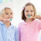 Zwei Kinder beim Zähneputzen