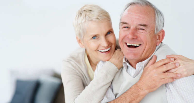 Älteres Ehepaar mit einem breiten Lächeln